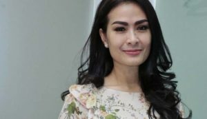 Lirik Lagu: Payung Hitam (Iis Dahlia)
