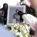 Tangis Mutia Ayu Tumpah di Sepanjang Pemakaman Glenn Fredly