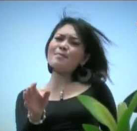 Lirik Lagu Isty Julistri