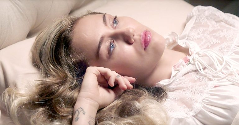 Lirik Lagu Wrecking Ball - Miley Cyrus